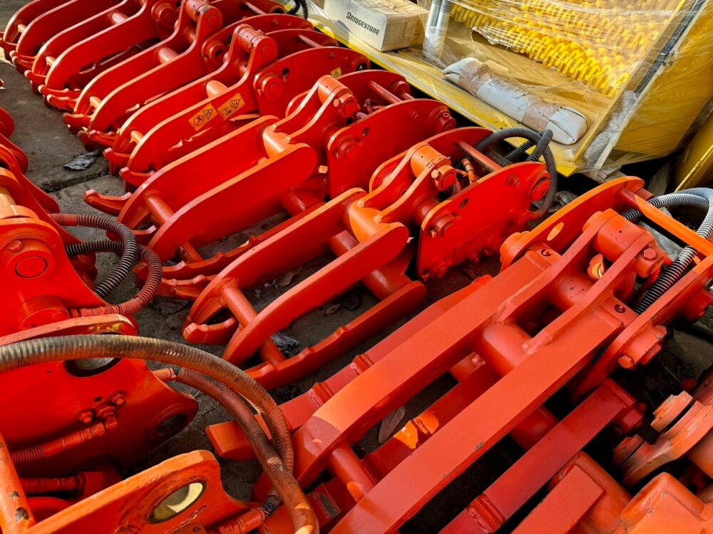タグチ工業 0.15用チルトフォーク GV30L 整備品 中古建設機械 写真2（株式会社広建機）