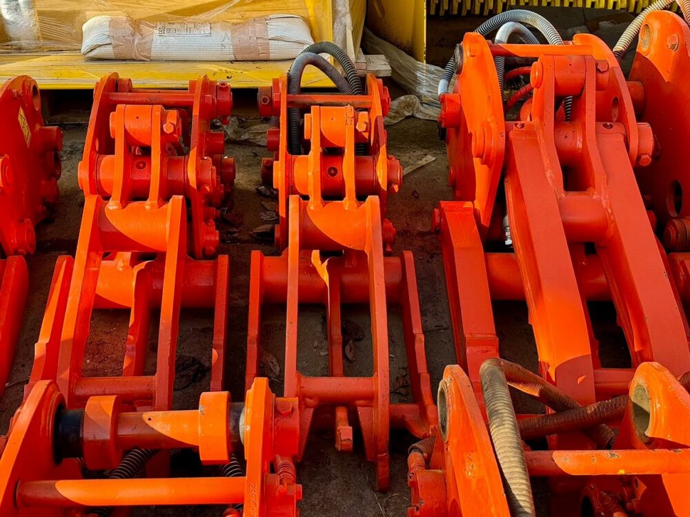 タグチ工業 0.15用チルトフォーク GV30L 整備品 中古建設機械 写真3（株式会社広建機）