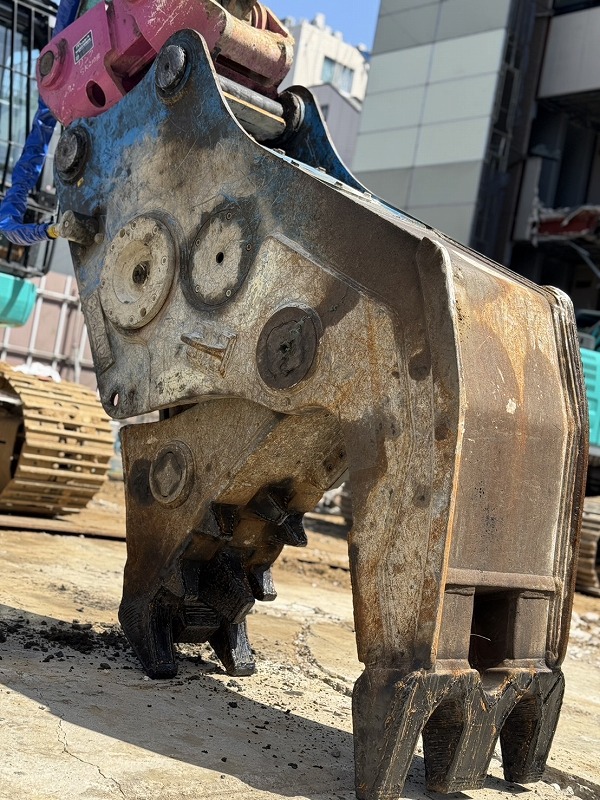 OSC-200B 2022年式 0.7m3用小割機 中古建設機械 写真3（株式会社広建機）