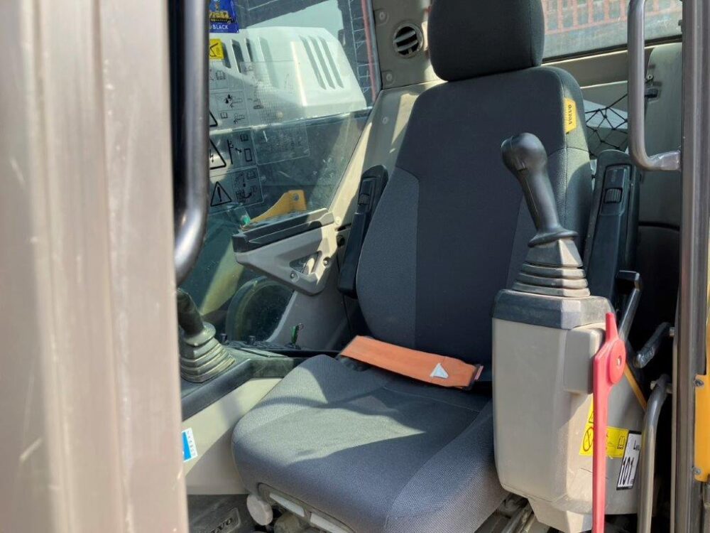VOLVO ECR235EL カプラー付 後方小旋回 中古建設機械 写真22（株式会社広建機）