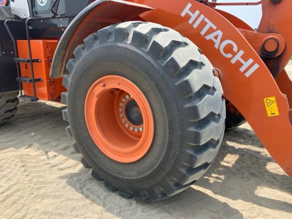 ZW220-6 WHEEL LOADER 2024年8月製造 日立建機製 タイヤショベル ホイールローダー 中古建設機械 写真2（株式会社広建機）
