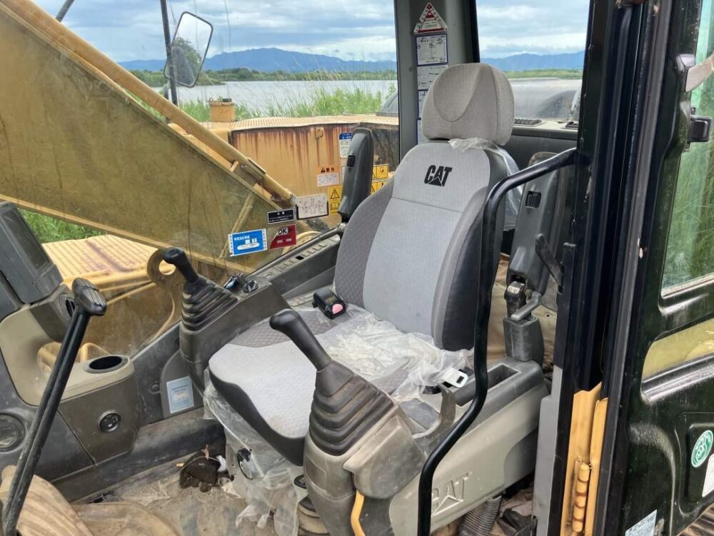 CAT320D ローアワー機 0.7m3油圧ショベル 配管仕様 土木 Excavator キャタピラー 中古建設機械 写真18（株式会社広建機）