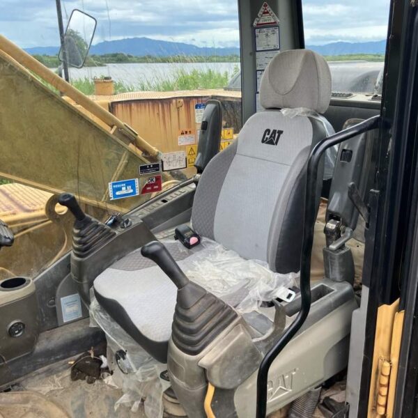 CAT320D ローアワー機 0.7m3油圧ショベル 配管仕様 土木 Excavator キャタピラー 中古建設機械 写真37（株式会社広建機）