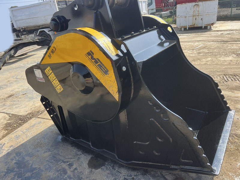 MBバケットクラッシャー 1.2m3用 BF90.3 高年式 1現場のみ使用 中古建設機械 写真3（株式会社広建機）