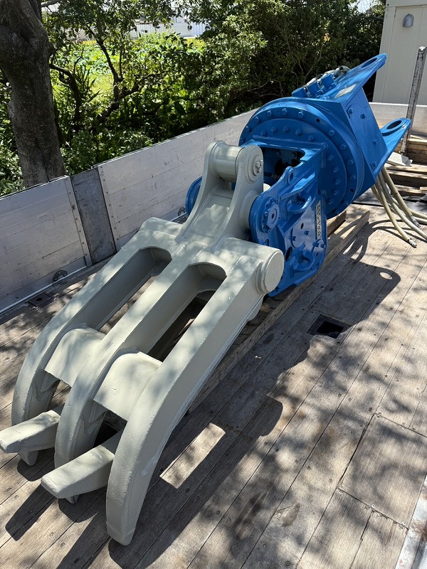 ASG-130R 0.45用旋回フォーク  全塗装済み 2022年式 オカダアイヨン製 中古建設機械 写真1（株式会社広建機）